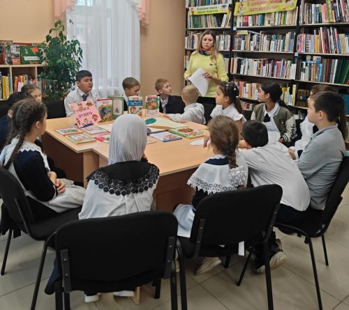 В Заинске школьников научили основам толерантности на тематическом часе в библиотеке