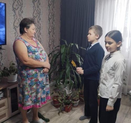 «Мама – жизни моей начало»: Волонтеры и школьники поздравили матерей участников СВО