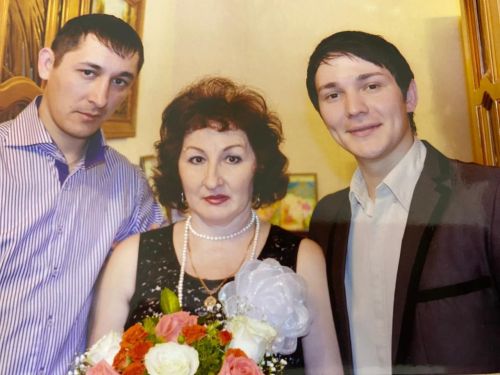 Мама народного артиста: «Сначала мы воспитываем и вкладываем себя в детей, а потом пожинаем плоды»
