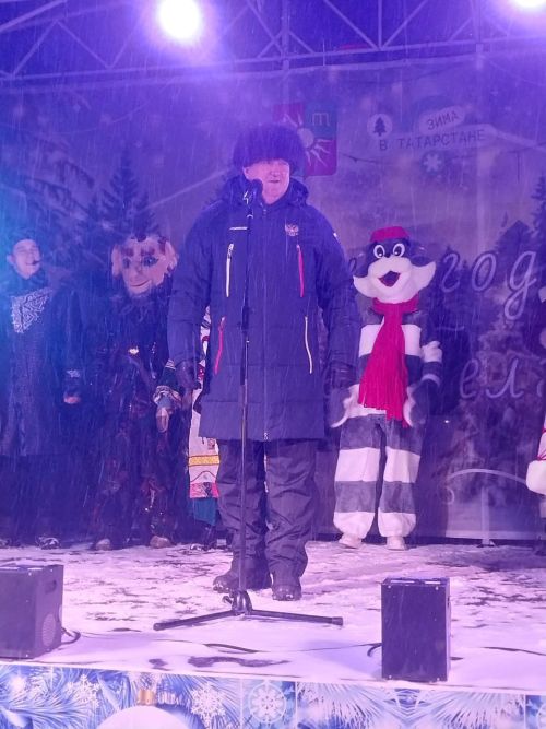 Как в Заинске зажгли главную новогоднюю ёлку