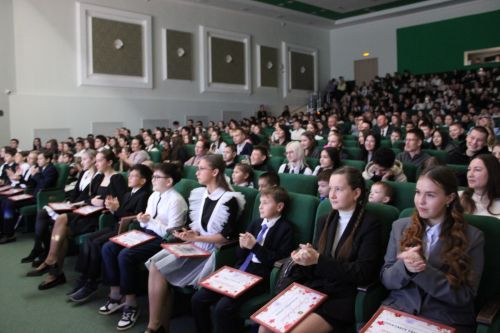 В Заинске елка главы района объединила 500 талантливых школьников