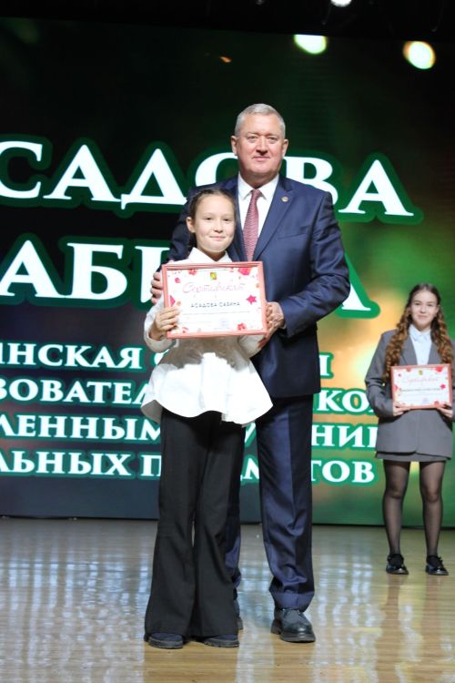 В Заинске елка главы района объединила 500 талантливых школьников