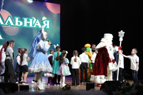 В Заинске елка главы района объединила 500 талантливых школьников