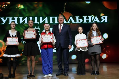 В Заинске елка главы района объединила 500 талантливых школьников