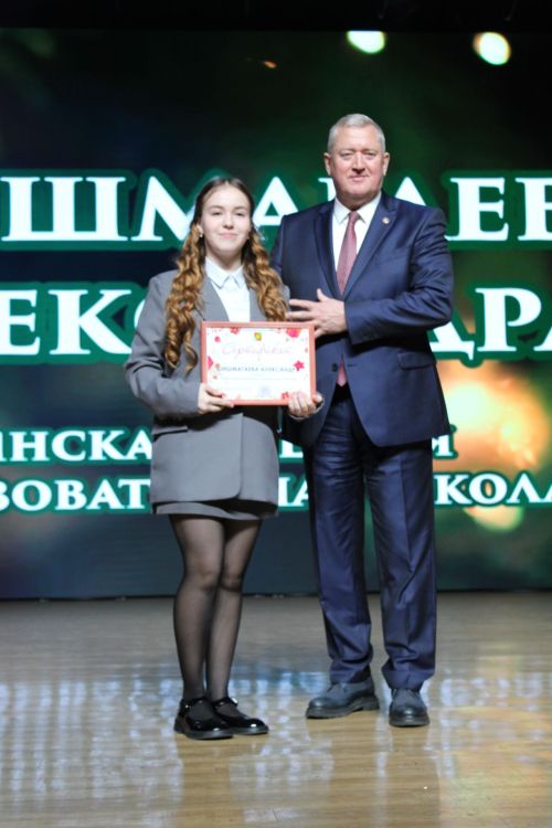 В Заинске елка главы района объединила 500 талантливых школьников