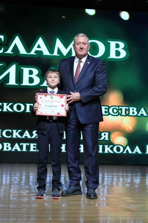 В Заинске елка главы района объединила 500 талантливых школьников