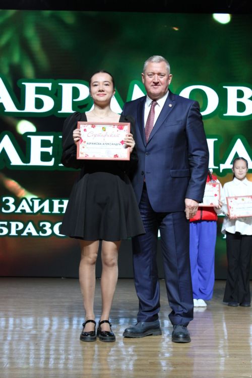 В Заинске елка главы района объединила 500 талантливых школьников