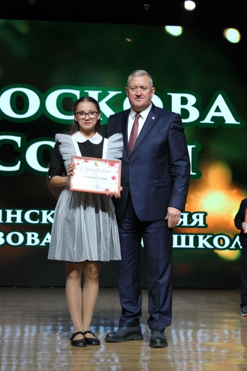 В Заинске елка главы района объединила 500 талантливых школьников