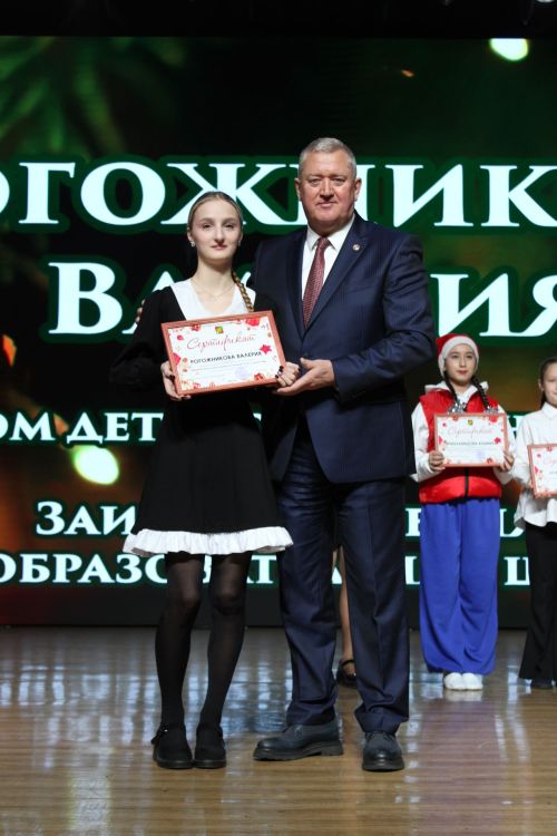 В Заинске елка главы района объединила 500 талантливых школьников