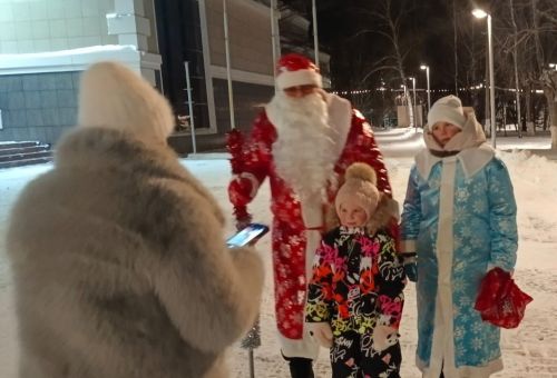 «Тропа волшебства» на улицах города: как Дед Мороз и Снегурочка вернули горожанам чудо