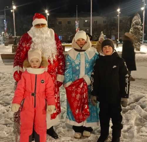 «Тропа волшебства» на улицах города: как Дед Мороз и Снегурочка вернули горожанам чудо