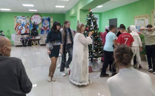 «Сказки водят хоровод»: как в ГДК «Мирный» зажгли новогоднюю звезду для детей