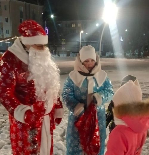 «Тропа волшебства» на улицах города: как Дед Мороз и Снегурочка вернули горожанам чудо