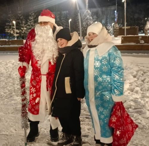 «Тропа волшебства» на улицах города: как Дед Мороз и Снегурочка вернули горожанам чудо