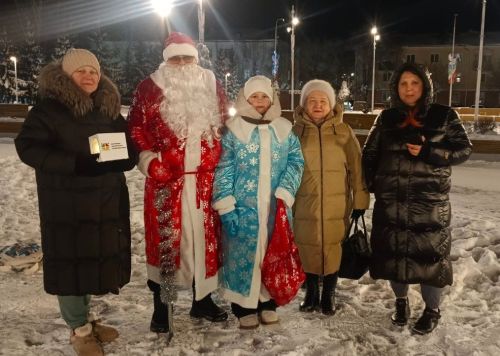 «Тропа волшебства» на улицах города: как Дед Мороз и Снегурочка вернули горожанам чудо