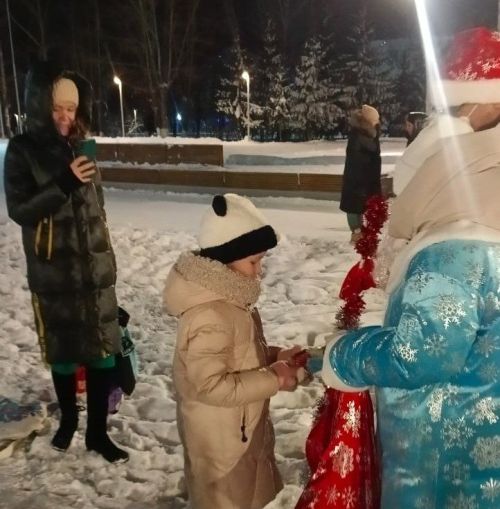 «Тропа волшебства» на улицах города: как Дед Мороз и Снегурочка вернули горожанам чудо