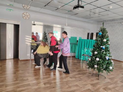 «Репка», Дед Мороз и дискотека: как в центре «Радость» создали новогоднее чудо для детей