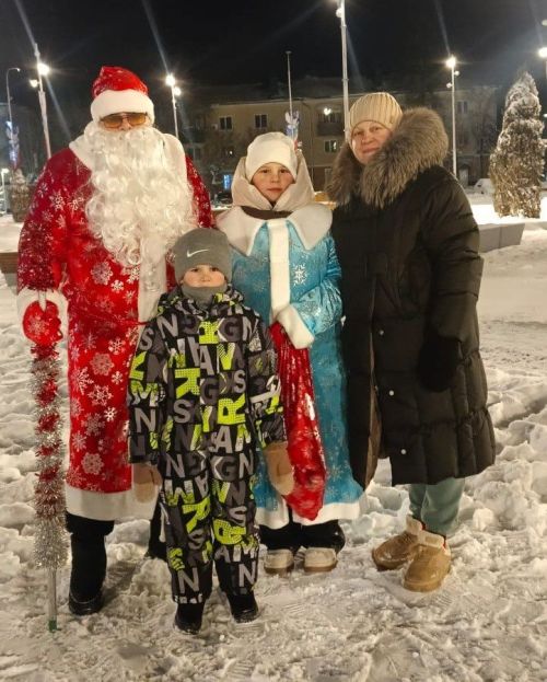«Тропа волшебства» на улицах города: как Дед Мороз и Снегурочка вернули горожанам чудо