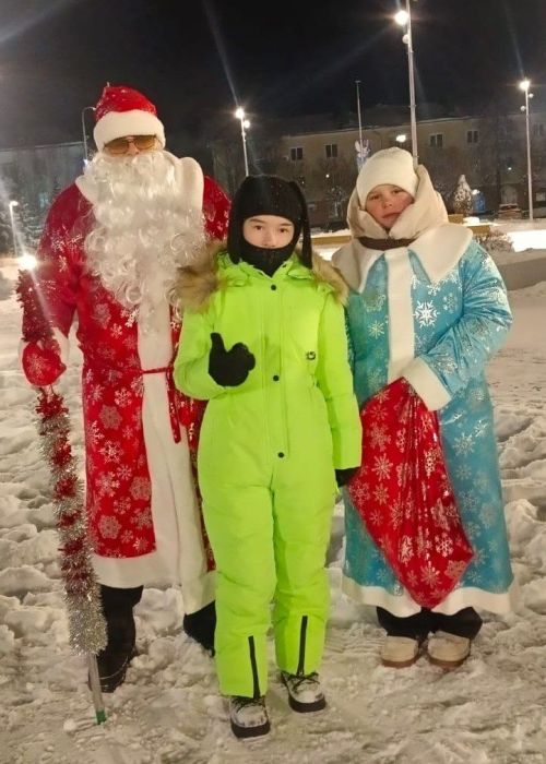 «Тропа волшебства» на улицах города: как Дед Мороз и Снегурочка вернули горожанам чудо