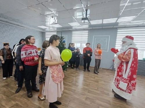 «Репка», Дед Мороз и дискотека: как в центре «Радость» создали новогоднее чудо для детей