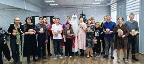 «Репка», Дед Мороз и дискотека: как в центре «Радость» создали новогоднее чудо для детей