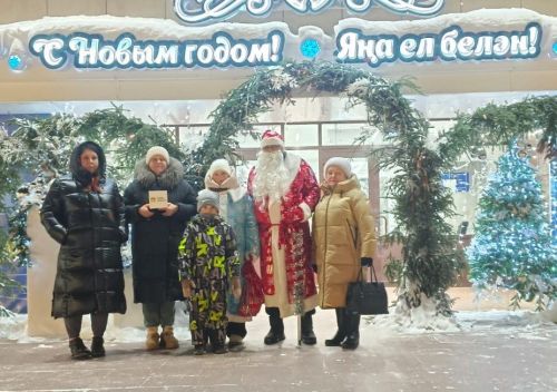 «Тропа волшебства» на улицах города: как Дед Мороз и Снегурочка вернули горожанам чудо