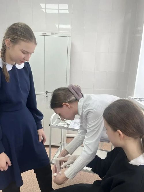 Школьники осваивают первую помощь в Верхнешипкинской врачебной амбулатории Заинского района