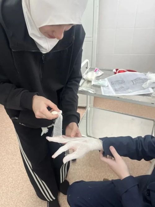 Школьники осваивают первую помощь в Верхнешипкинской врачебной амбулатории Заинского района