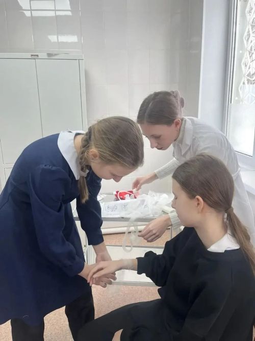 Школьники осваивают первую помощь в Верхнешипкинской врачебной амбулатории Заинского района