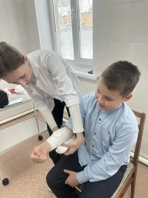 Школьники осваивают первую помощь в Верхнешипкинской врачебной амбулатории Заинского района