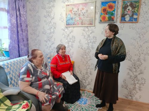 Заинские артисты и соцработники поздравили людей с ограниченными возможностями на дому