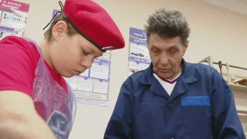 В селе Александровская Слобода дети изготавливают окопные свечи для участников СВО