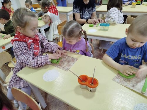 В Заинске дети на мастер-классе лепили из теста в Декаду инвалидов
