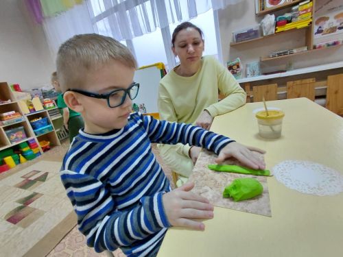 В Заинске дети на мастер-классе лепили из теста в Декаду инвалидов
