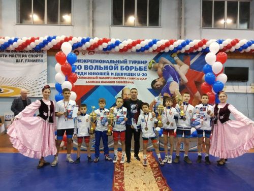 Заинские борцы завоевали семь медалей в межрегиональном турнире, прошедшем в Казани