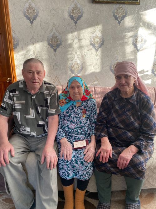 Детям войны из Верхних Шипков вручили памятные медали к 80-летию Великой Победы