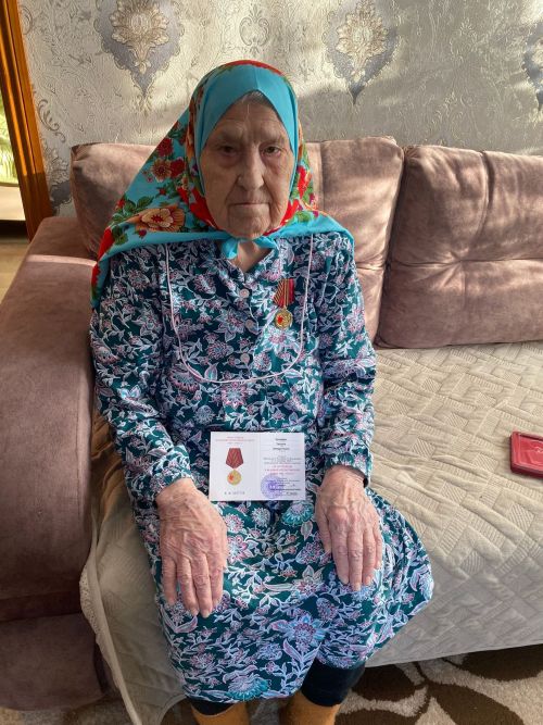 Детям войны из Верхних Шипков вручили памятные медали к 80-летию Великой Победы