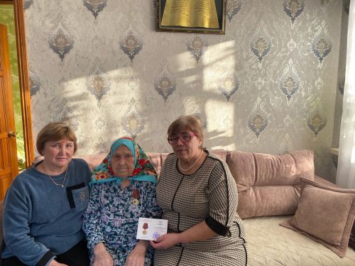 Детям войны из Верхних Шипков вручили памятные медали к 80-летию Великой Победы