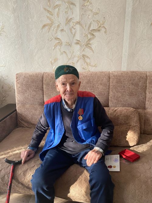 Детям войны из Верхних Шипков вручили памятные медали к 80-летию Великой Победы