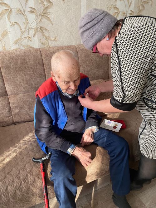 Детям войны из Верхних Шипков вручили памятные медали к 80-летию Великой Победы