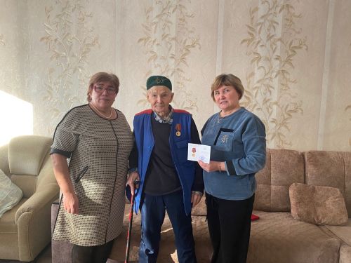 Детям войны из Верхних Шипков вручили памятные медали к 80-летию Великой Победы