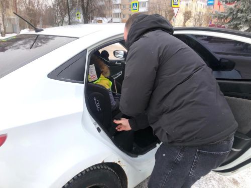 В Заинске Родительский патруль напомнил о важности автокресел