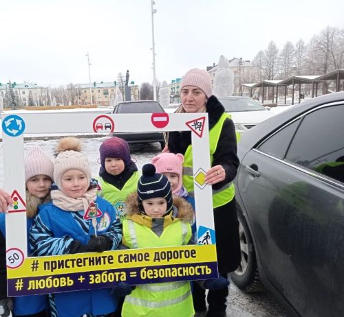 В Заинске Родительский патруль напомнил о важности автокресел