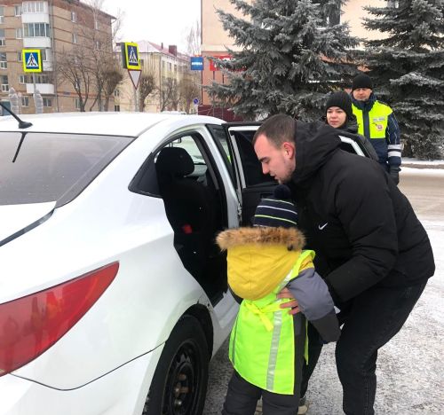 В Заинске Родительский патруль напомнил о важности автокресел