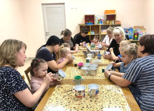 Воспитанники Заинского детского сада «Светлячок» раскрасили кружки для военнослужащих