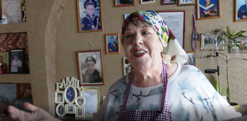 Печет блины и поет частушки
