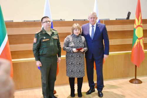 В Заинске вручили награды участникам СВО посмертно