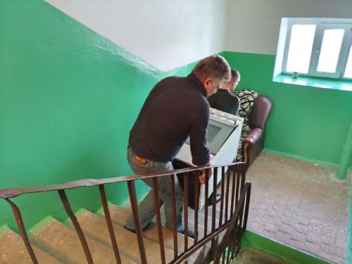 В Заинске участники  «Боевого братства» помогают по дому получателям социальных услуг