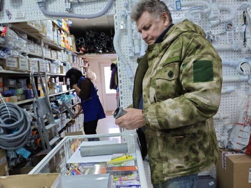 В Заинске участники  «Боевого братства» помогают по дому получателям социальных услуг