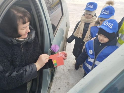 Акция «Цветы для автоледи» в Заинске: дети поздравили женщин с 8 Марта
